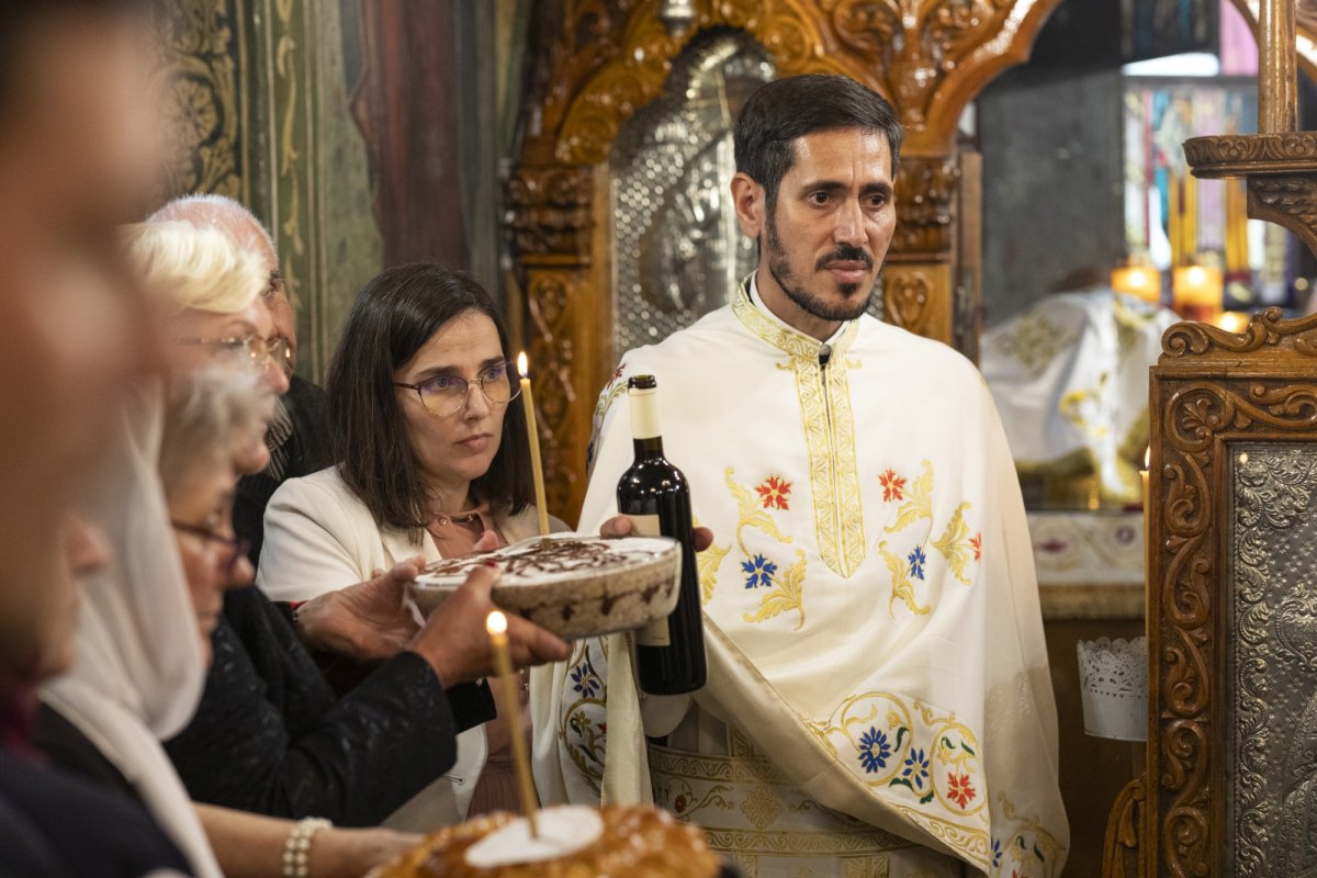 Comuniunea sfinților la hramul unei parohii bucureștene 272288