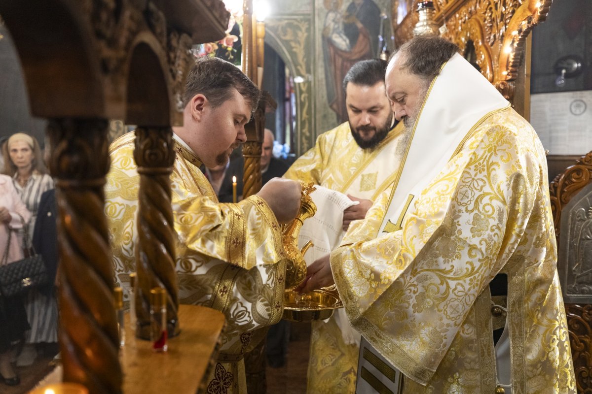 Comuniunea sfinților la hramul unei parohii bucureștene 272293