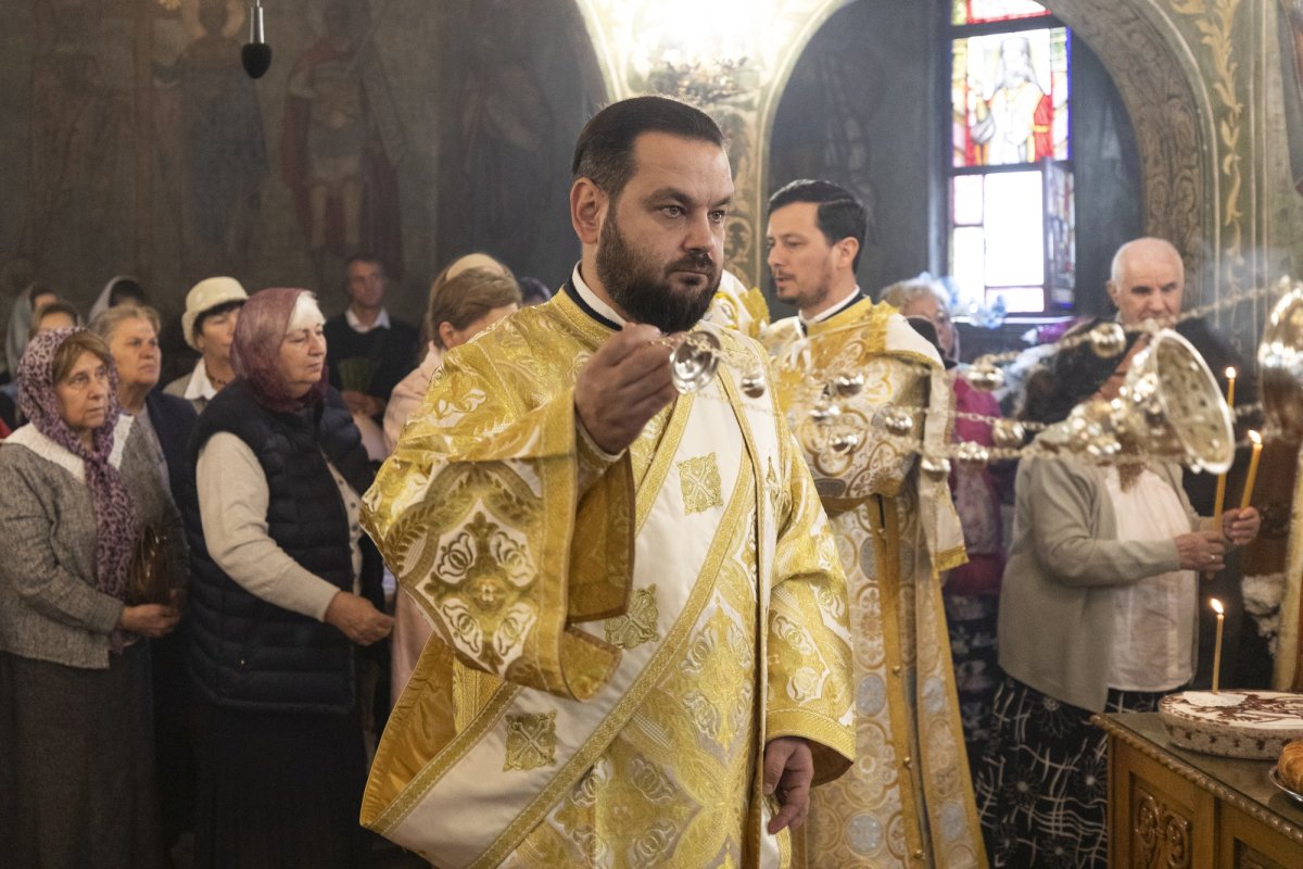 Comuniunea sfinților la hramul unei parohii bucureștene 272294