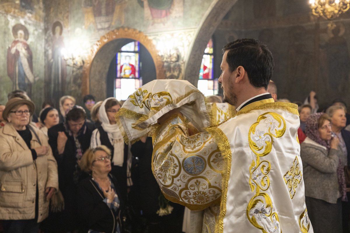 Comuniunea sfinților la hramul unei parohii bucureștene 272295