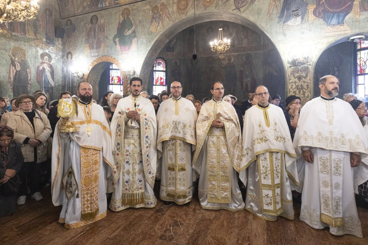 Comuniunea sfinților la hramul unei parohii bucureștene 272297