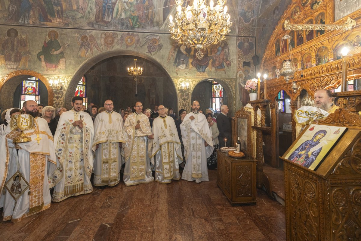 Comuniunea sfinților la hramul unei parohii bucureștene 272298