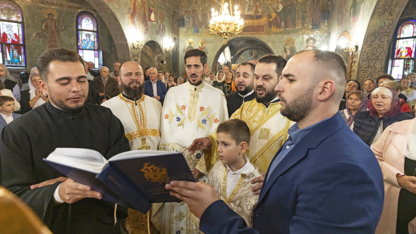 Comuniunea sfinților la hramul unei parohii bucureștene 272302