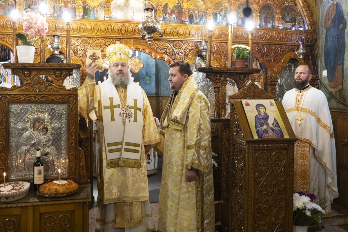 Comuniunea sfinților la hramul unei parohii bucureștene 272304