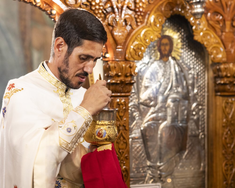 Comuniunea sfinților la hramul unei parohii bucureștene 272309