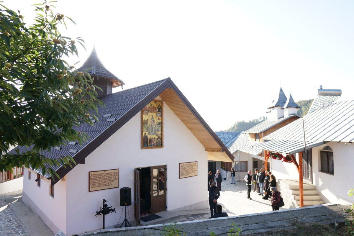 Popas de rugăciune și sfințire la schitul argeșean „Sfântul Ierarh Modest” 272639