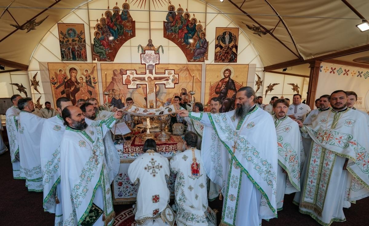 Slujire arhierească la hramul Catedralei Arhiepiscopale din Roman 272619