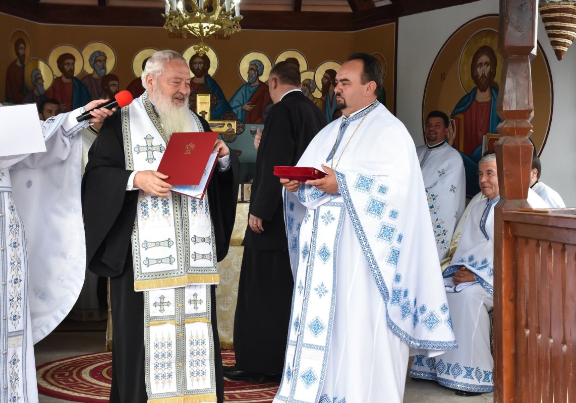 Resfinţirea bisericii şi binecuvântarea capelei mortuare din Tiha Bârgăului, Bistriţa-Năsăud 272711