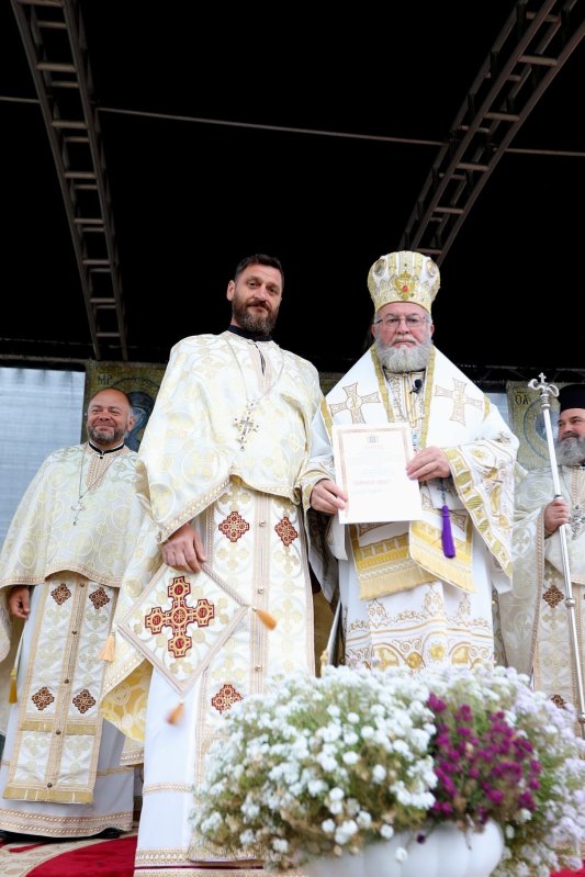 Sfânta Liturghie arhierească în Parohia Lucăceşti, Maramureş 272721