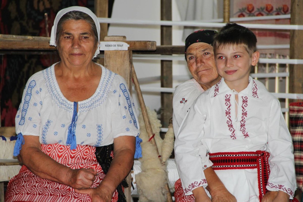 Povestea iei cusute cu trei fire de aur: credinţă, lumină şi speranţă 272748