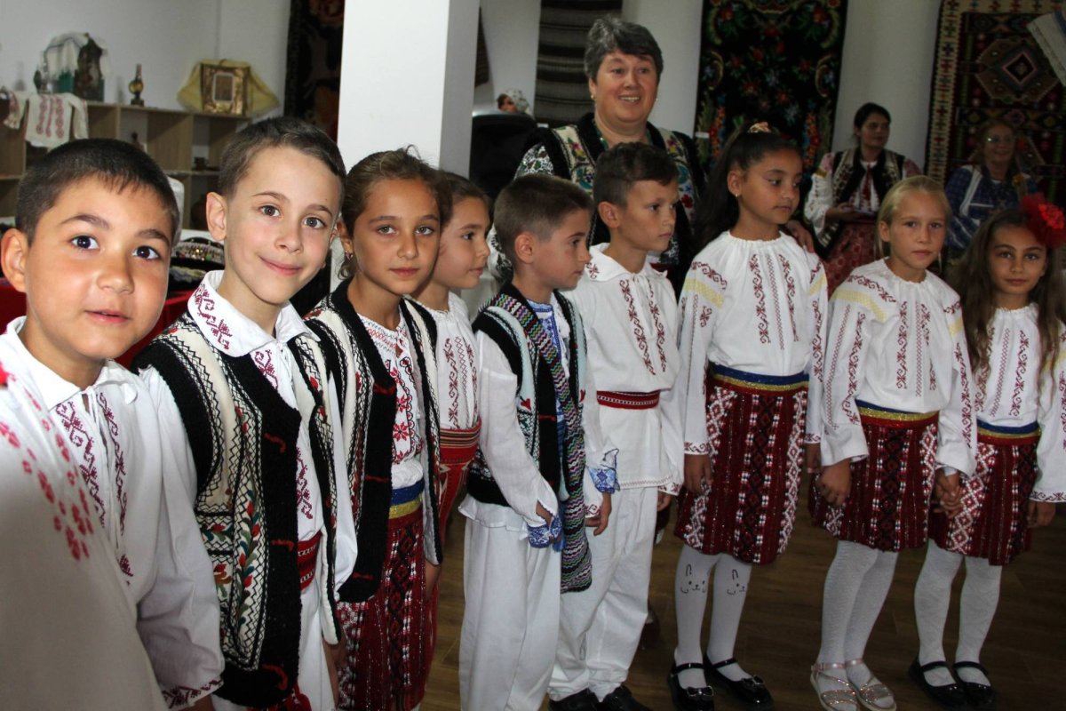 Povestea iei cusute cu trei fire de aur: credinţă, lumină şi speranţă 272752