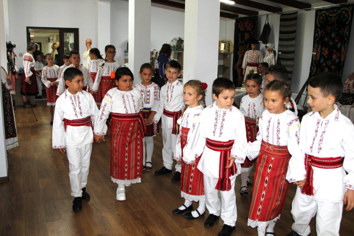 Povestea iei cusute cu trei fire de aur: credinţă, lumină şi speranţă 272753