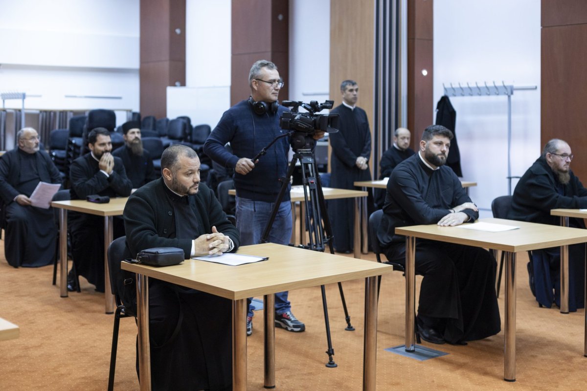 Colocviu pentru perfecționarea clericilor la București  272951