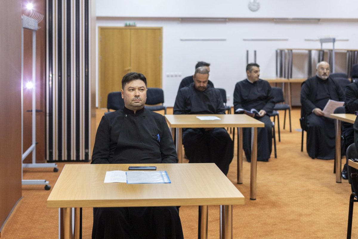 Colocviu pentru perfecționarea clericilor la București  272952