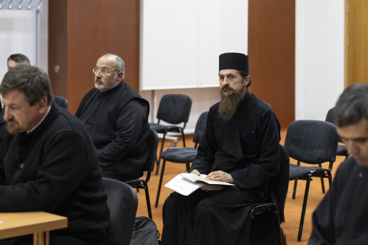 Colocviu pentru perfecționarea clericilor la București  272957