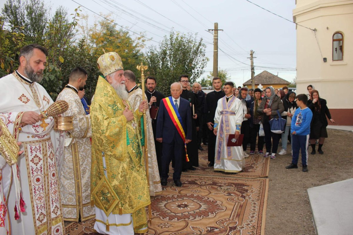 Mitropolitul Olteniei la o biserică din județul Dolj 273390