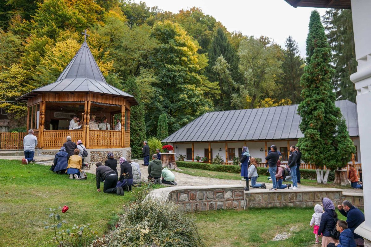 Popas de rugăciune la Mănăstirea Robaia din județul Argeș 273346