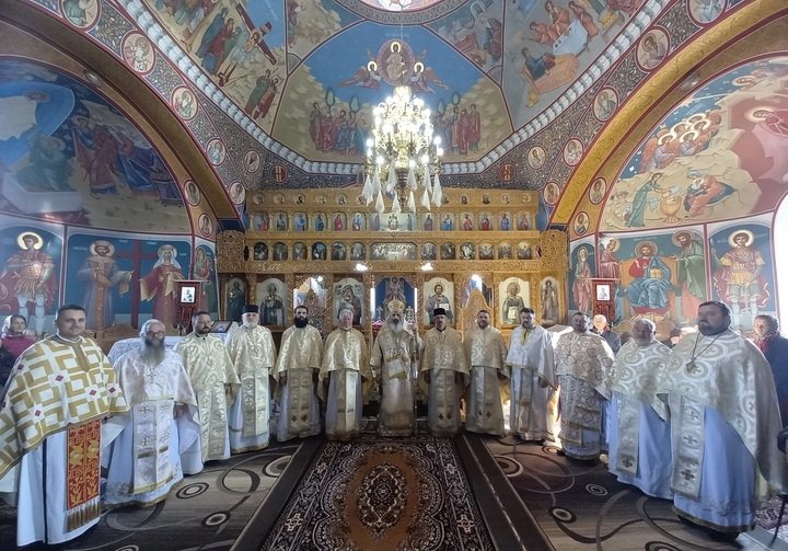 Ierarhul de Bălți a sfințit biserica din satul Chetrosu, raionul Drochia 273525
