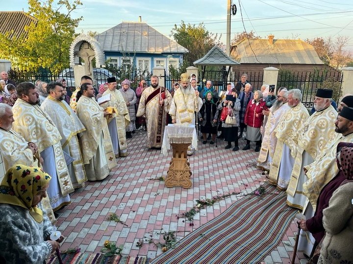 Ierarhul de Bălți a sfințit biserica din satul Chetrosu, raionul Drochia 273527