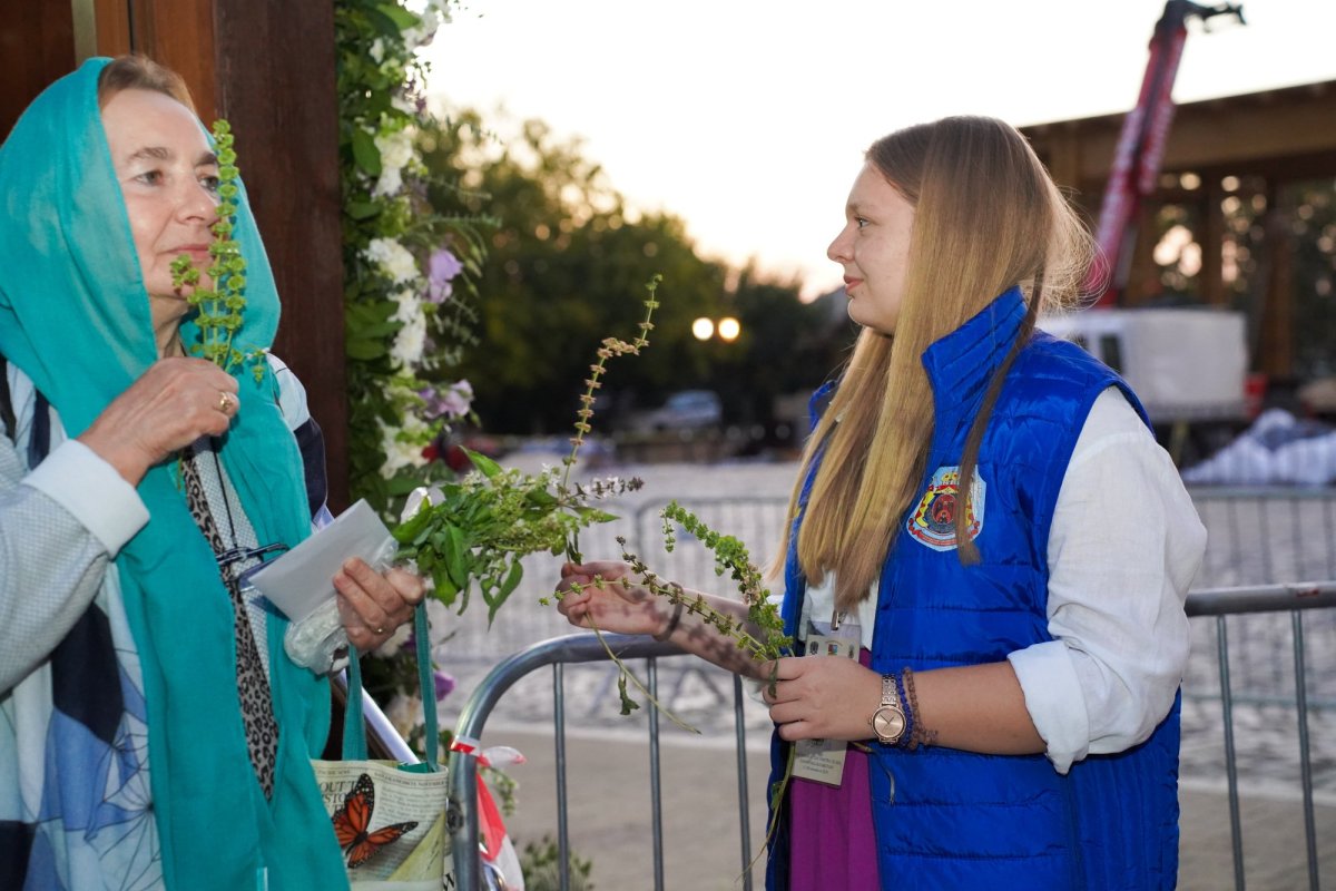 Clerici și voluntari alături de pelerinii veniți pe Colina Patriarhiei  274195