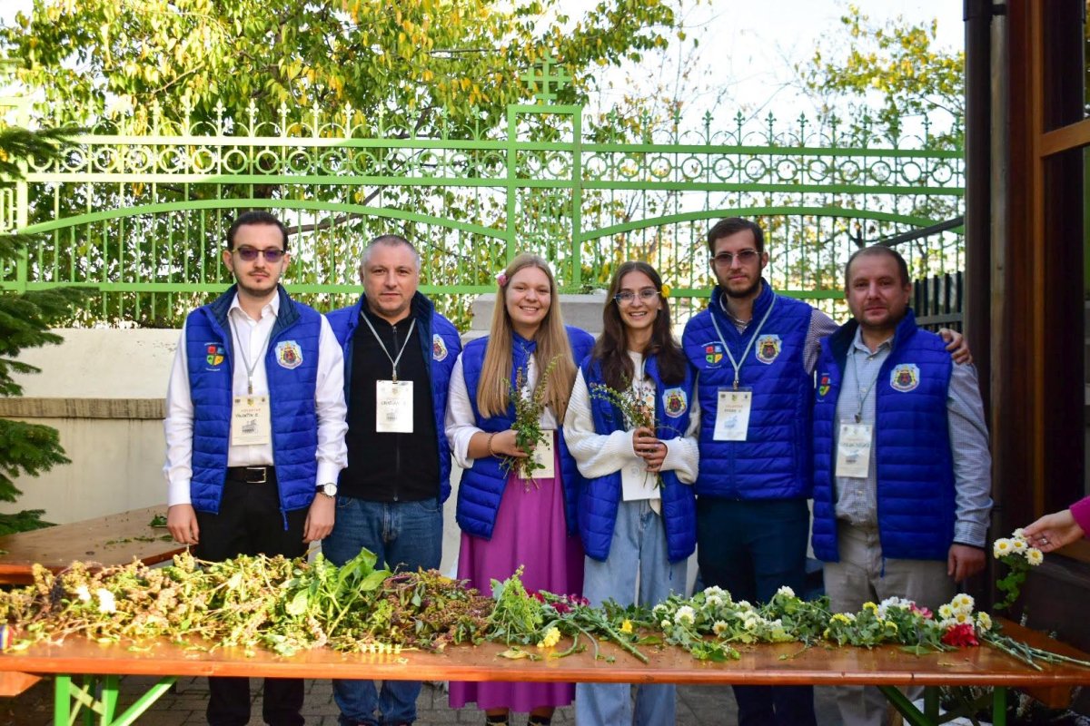 Clerici și voluntari alături de pelerinii veniți pe Colina Patriarhiei  274198