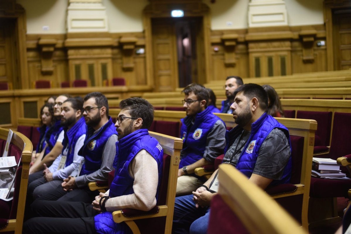 Clerici și voluntari alături de pelerinii veniți pe Colina Patriarhiei  274200