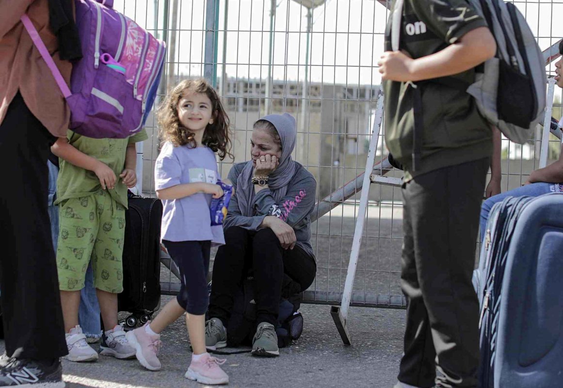 Sute de cetățeni străini blocați la frontiera cu Egiptul 274644