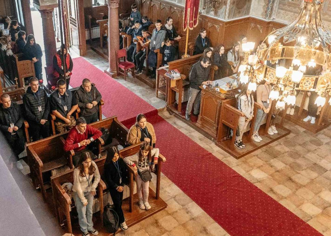 „Biserica în mijlocul copiilor” - frumusețea și importanța timpului petrecut de tineri în tinda Bisericii 274999