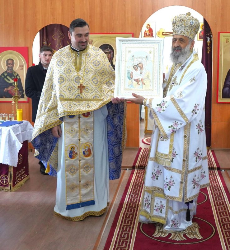 60 de persoane botezate de Arhiepiscopul Alba Iuliei în localitatea Tonciu 275167