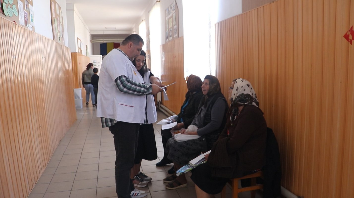 Consultații medicale gratuite pentru locuitorii unui sat prahovean 275177