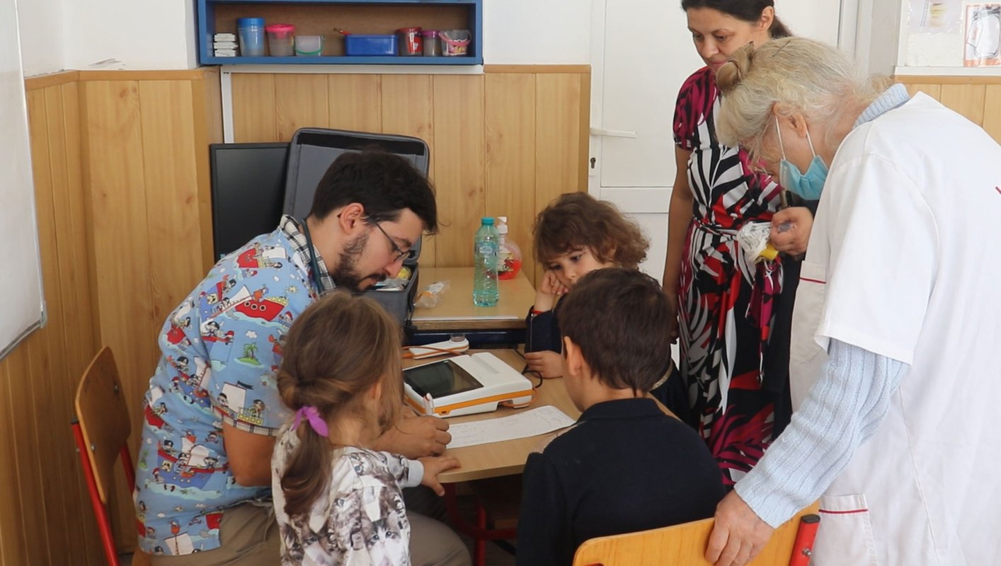 Consultații medicale gratuite pentru locuitorii unui sat prahovean 275179