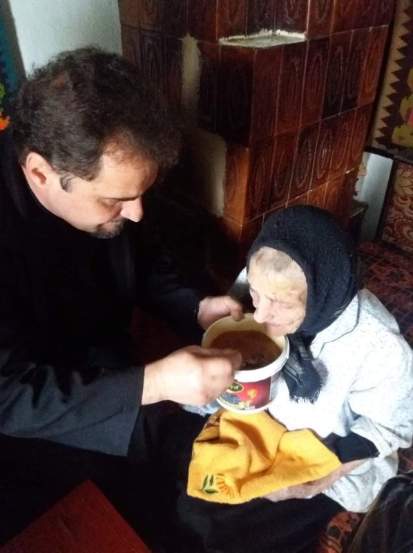 Preotul care Îl dăruiește zilnic pe Hristos bătrânilor satului 275117