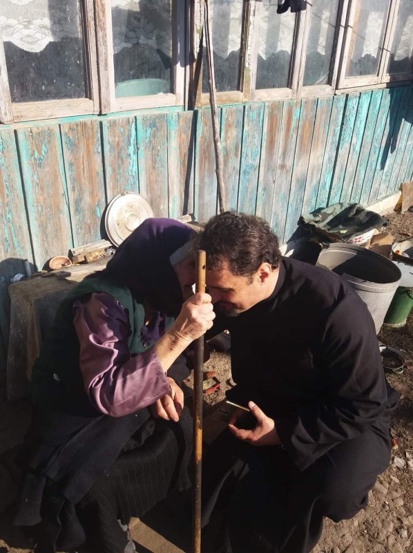 Preotul care Îl dăruiește zilnic pe Hristos bătrânilor satului 275119