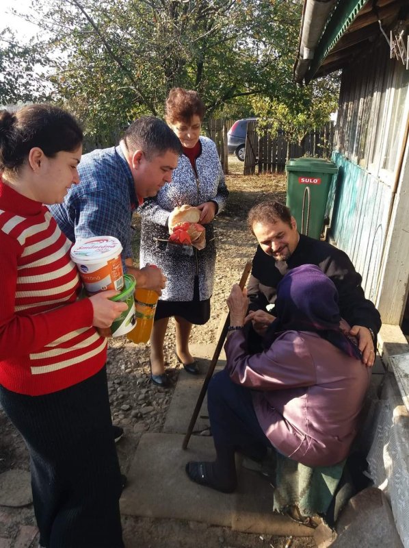 Preotul care Îl dăruiește zilnic pe Hristos bătrânilor satului 275122