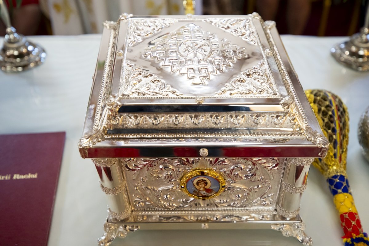 Raclă nouă pentru moaștele Sfântului Gheorghe la o parohie din Capitală  275436