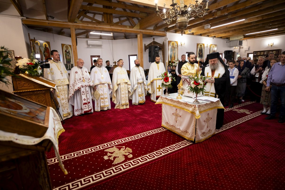 Raclă nouă pentru moaștele Sfântului Gheorghe la o parohie din Capitală  275451