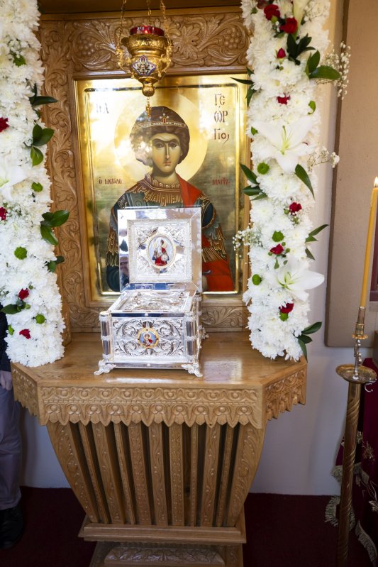 Raclă nouă pentru moaștele Sfântului Gheorghe la o parohie din Capitală  275455