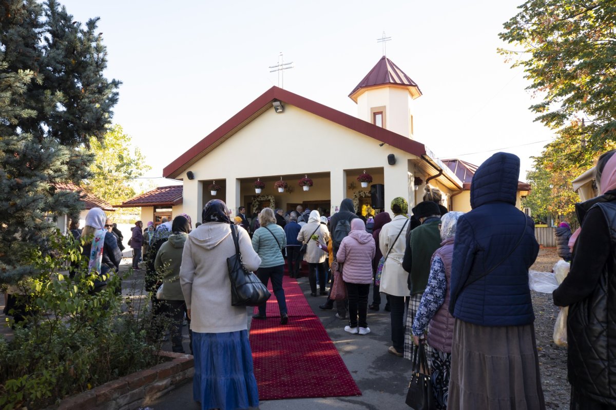 Raclă nouă pentru moaștele Sfântului Gheorghe la o parohie din Capitală  275461