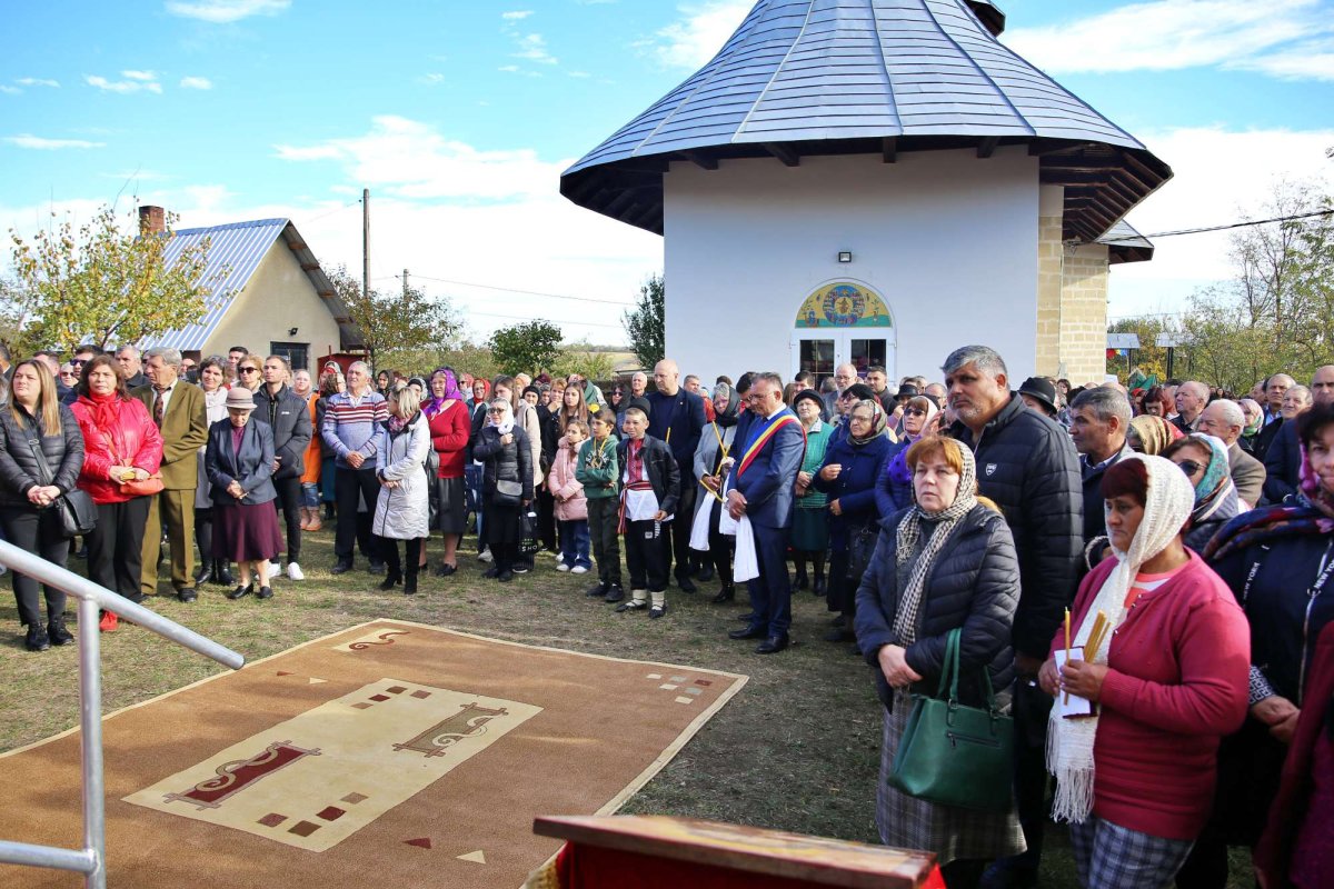 Biserica din Căuești, sfințită de Mitropolitul Moldovei și Bucovinei 275564