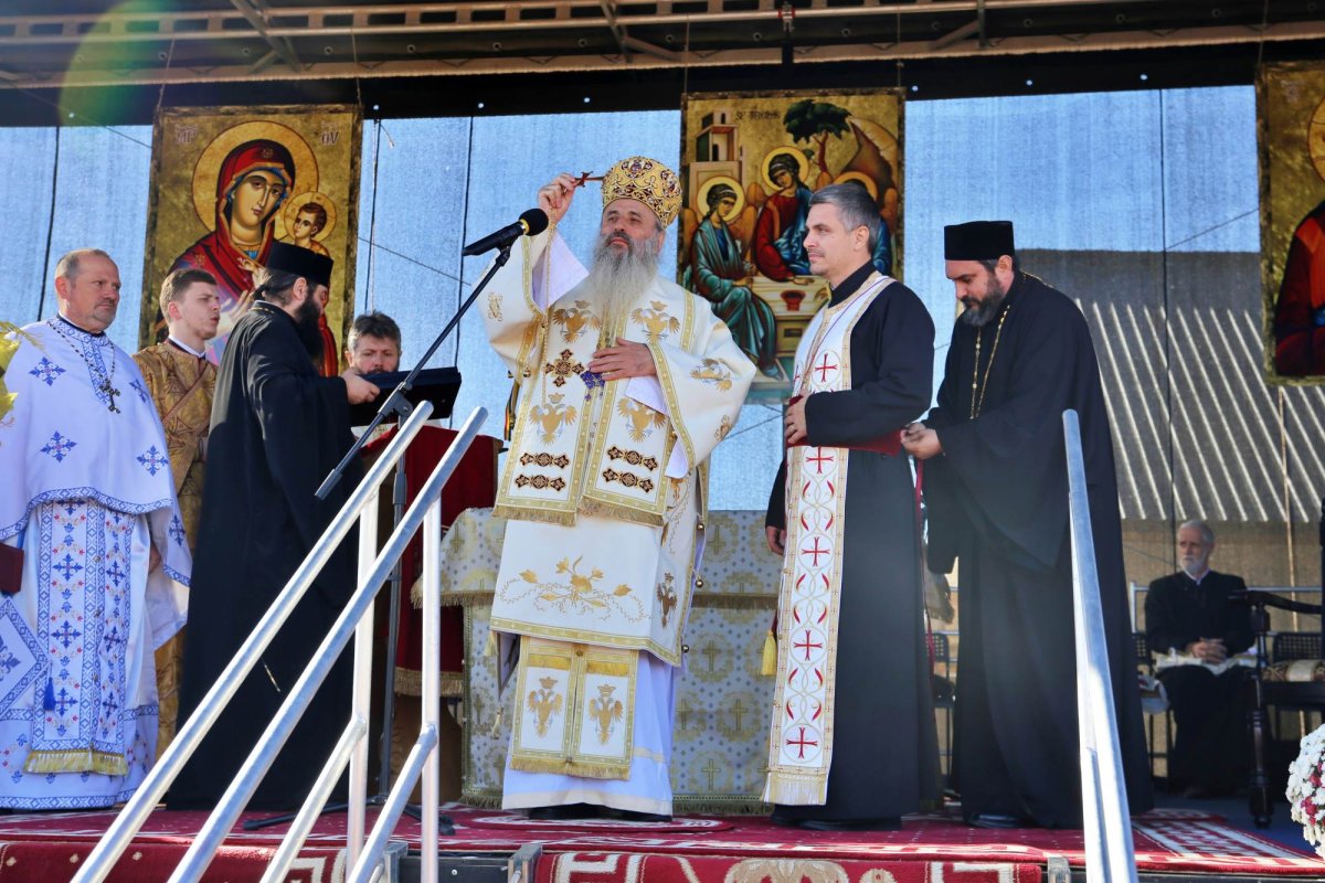 Biserica din Căuești, sfințită de Mitropolitul Moldovei și Bucovinei 275567