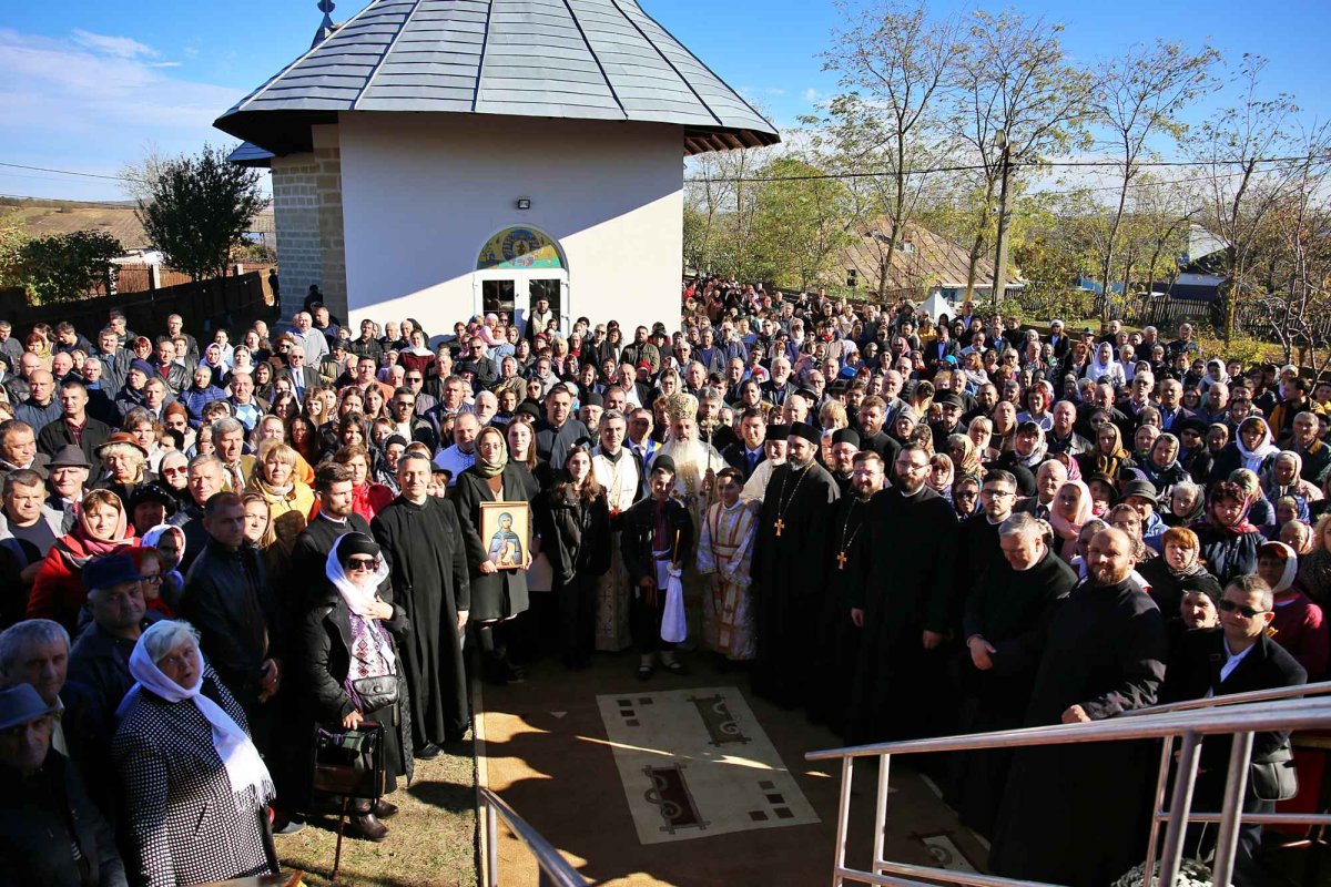Biserica din Căuești, sfințită de Mitropolitul Moldovei și Bucovinei 275568