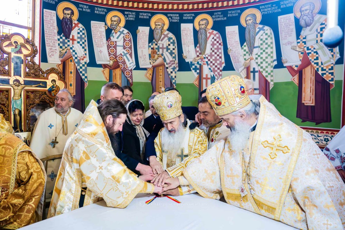 Biserica Parohiei „Sfinții Apostoli Petru și Pavel”- Moara Bulai a fost resfințită 275730