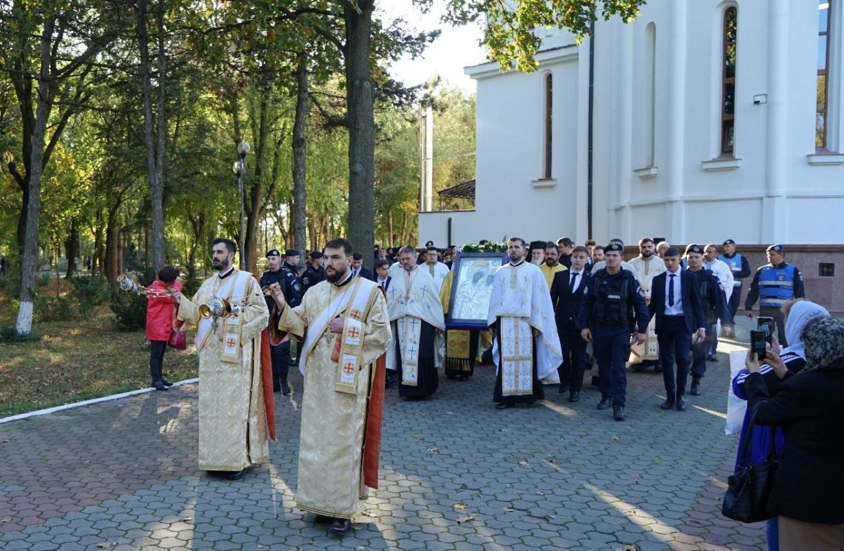 Icoană din Bucovina în pelerinaj la o mănăstire din Bărăgan 275768