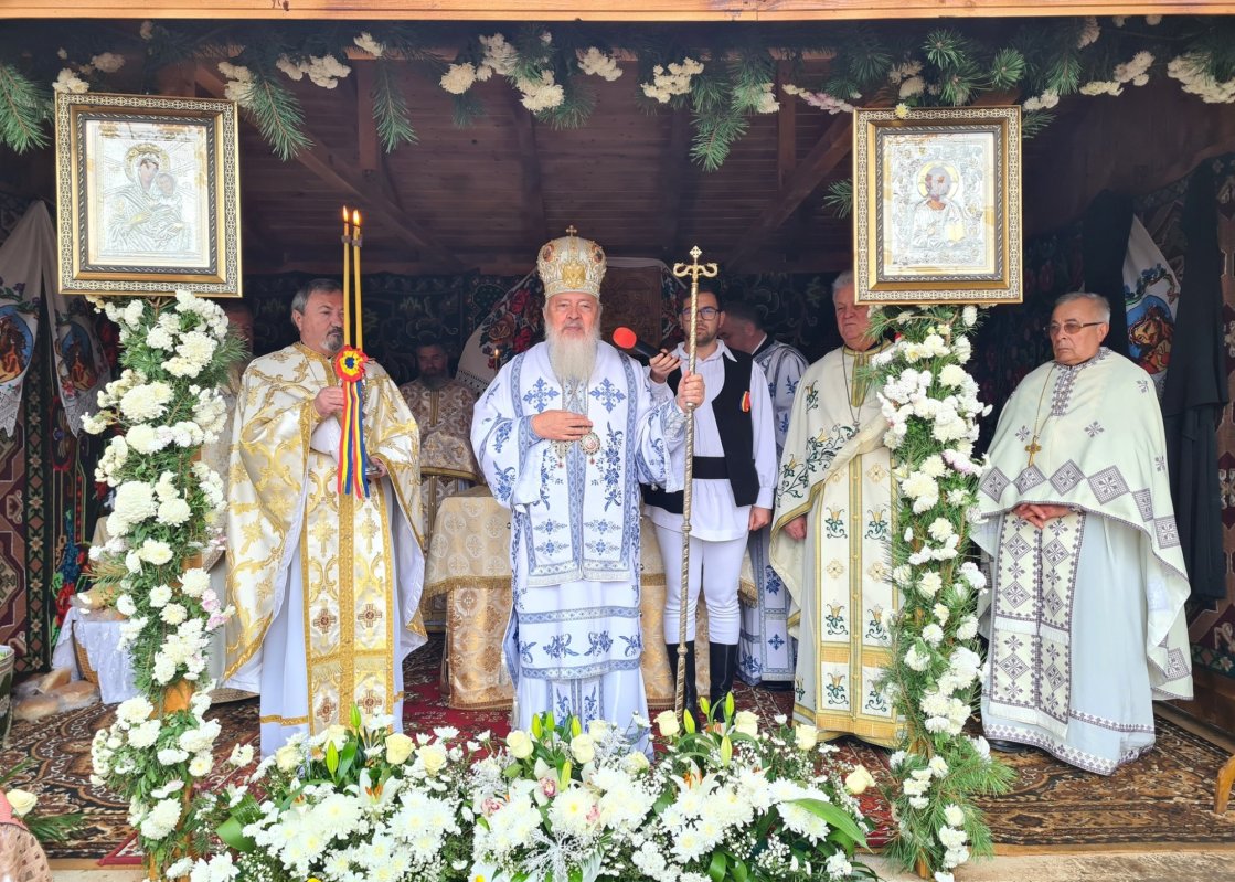 Biserica de lemn din Fânațele Silivașului a fost resfințită 276228