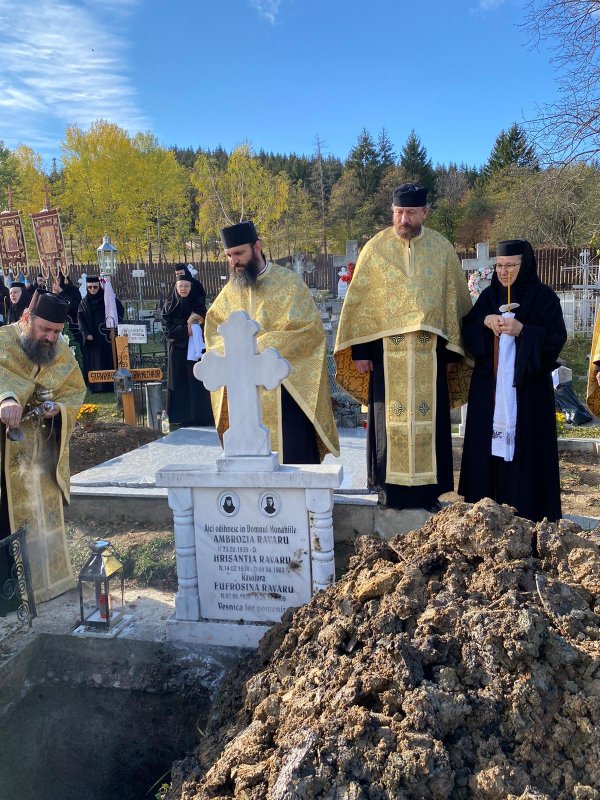 Monahia Ambrozia Ravaru și mâinile de aur care s‑au dăruit altora 276206