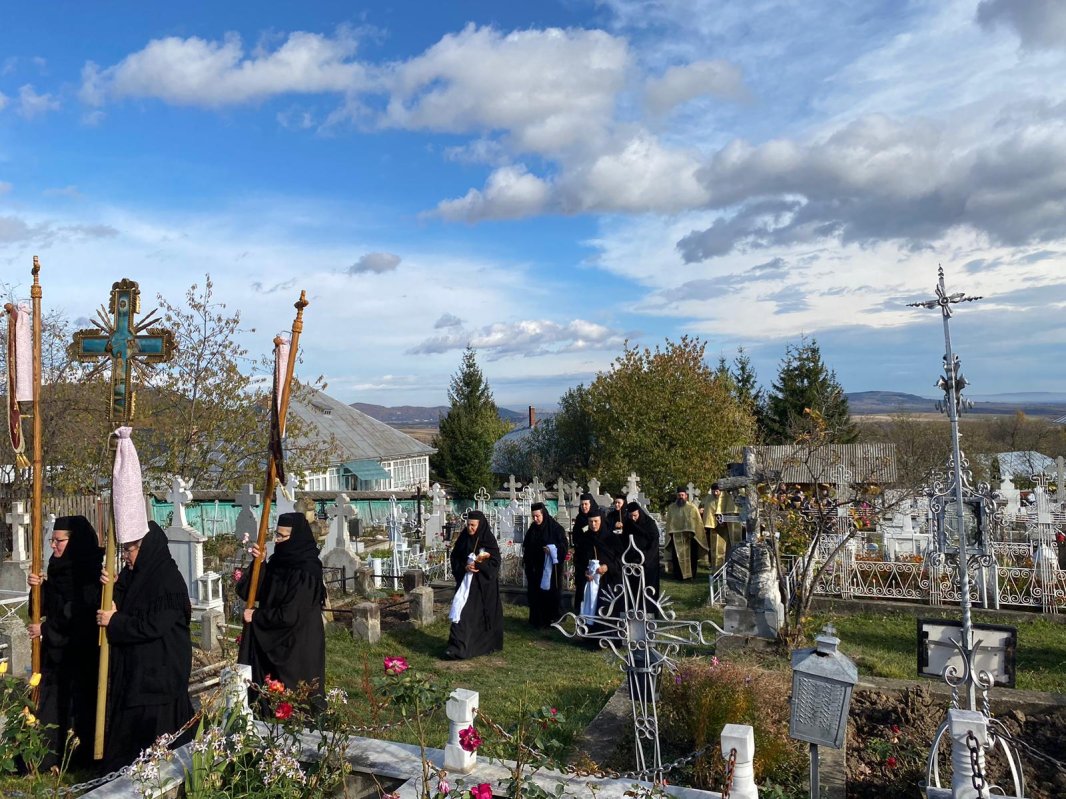 Monahia Ambrozia Ravaru și mâinile de aur care s‑au dăruit altora 276207