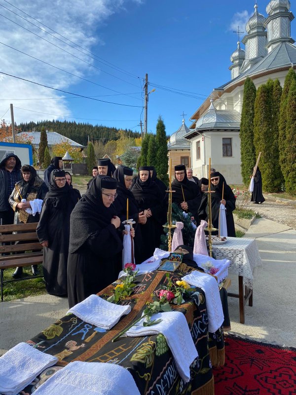 Monahia Ambrozia Ravaru și mâinile de aur care s‑au dăruit altora 276208