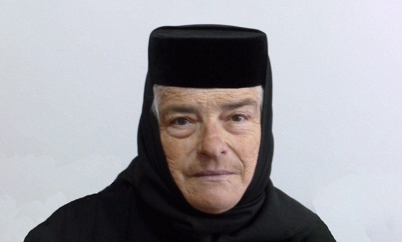 Monahia Ambrozia Ravaru și mâinile de aur care s‑au dăruit altora 276209