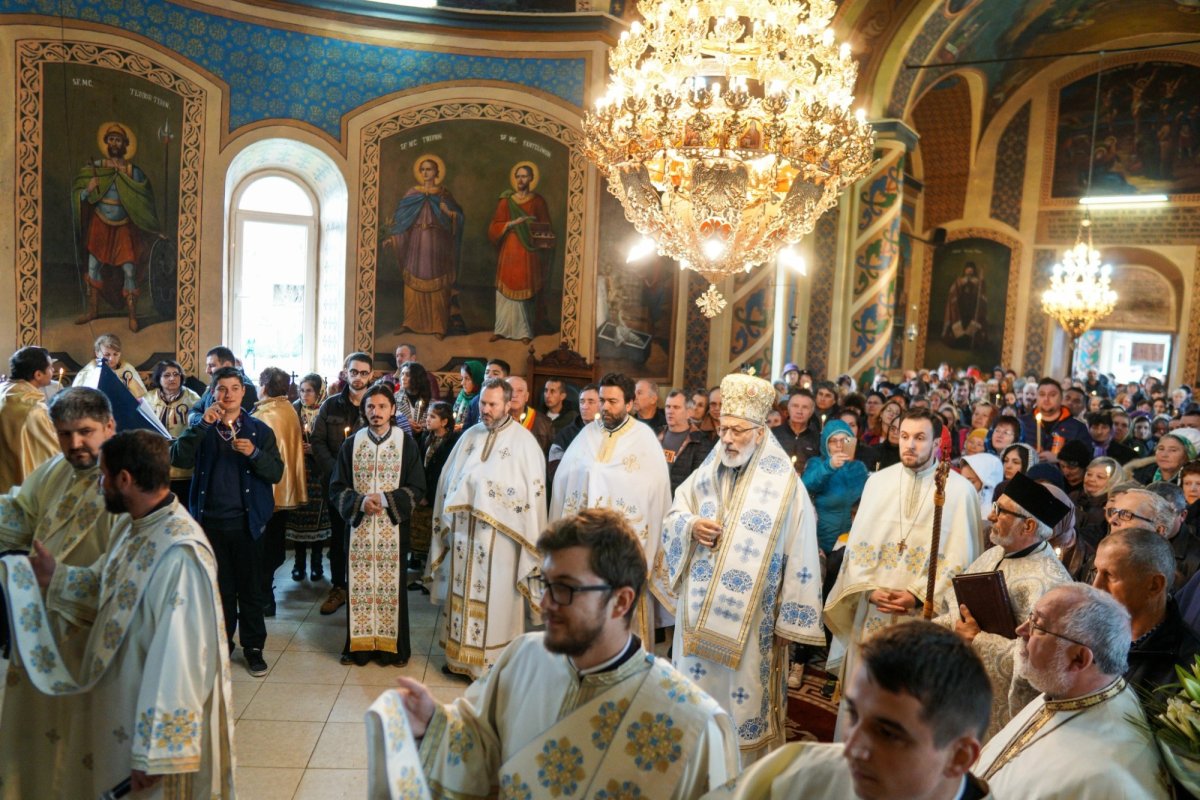 Resfințirea unei biserici de la poalele Făgărașului 276251