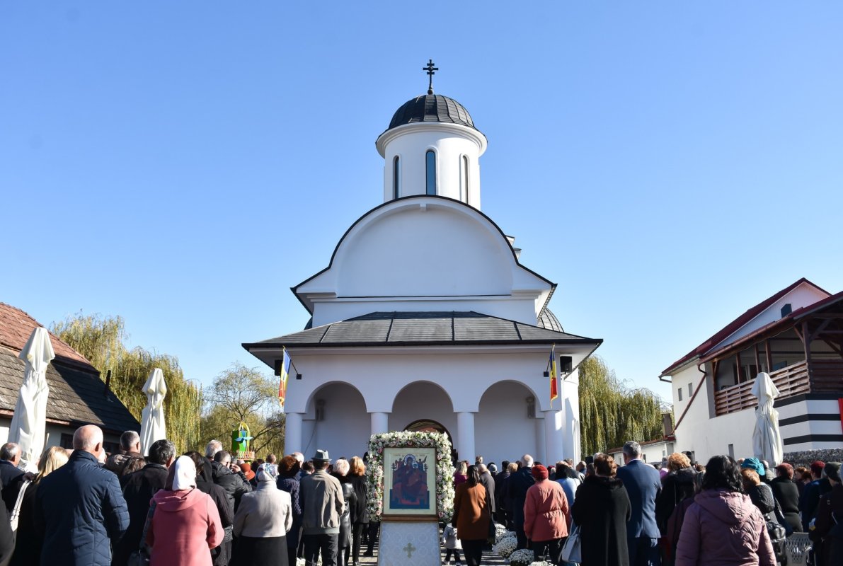 Sărbătoare la Parohia „Sfântul Ierarh Nectarie” din Dej 276439